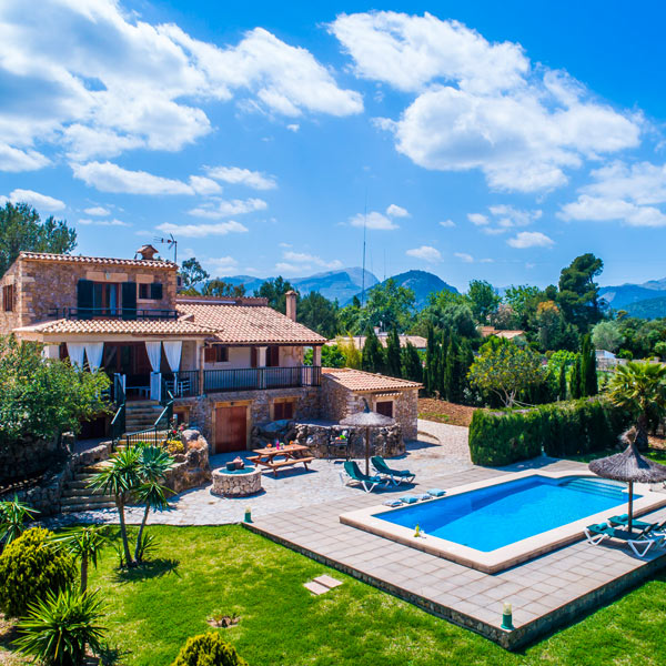 Alcudia, en la isla de Mallorca, un destino de mar, lujo y belleza