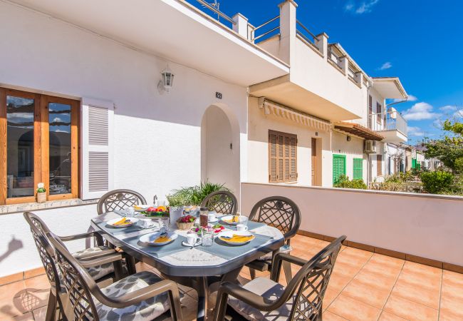 Ferienhaus mit Terrasse in Strandnähe.