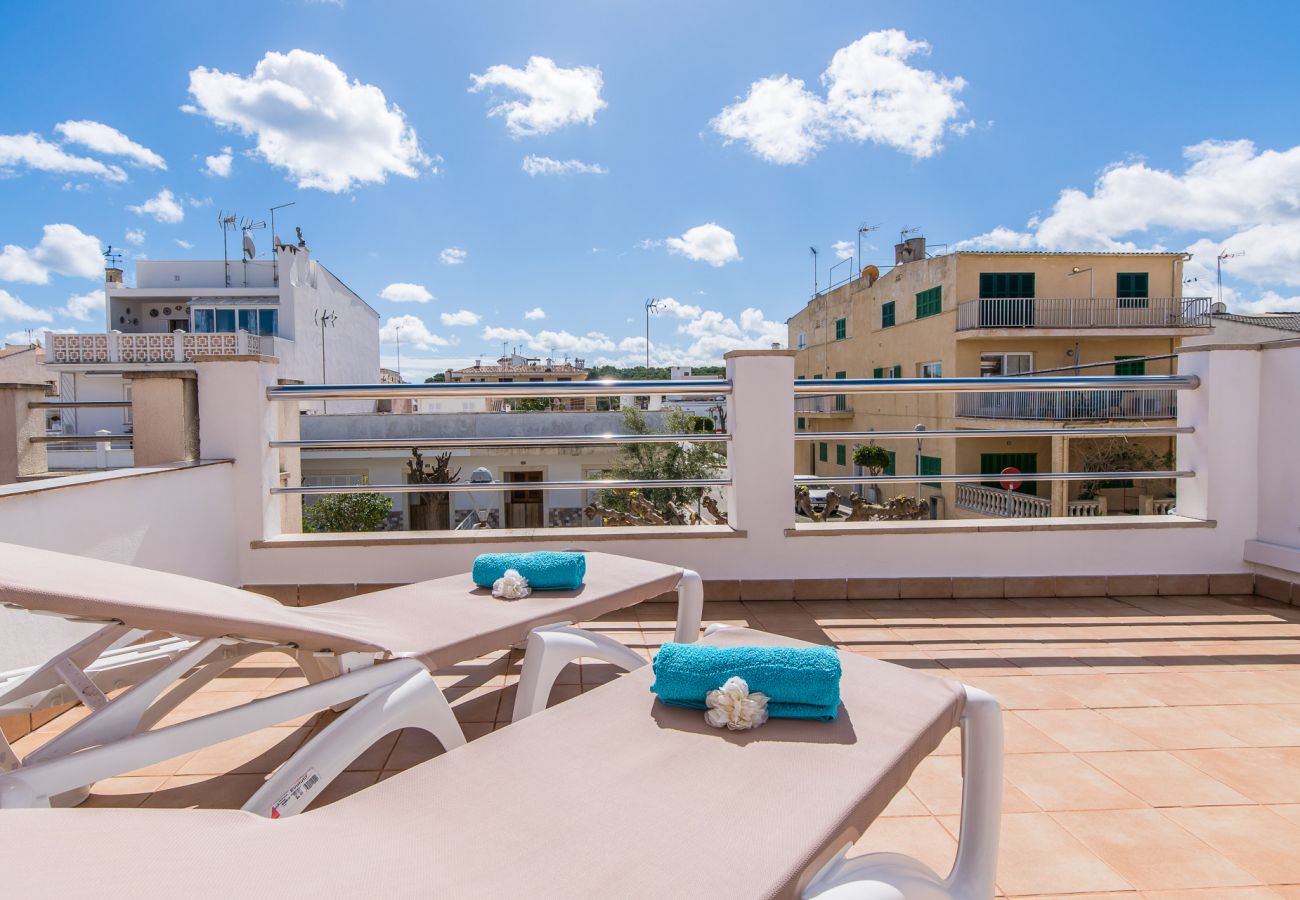 Urlaub auf Mallorca in einem Haus mit Terrasse.