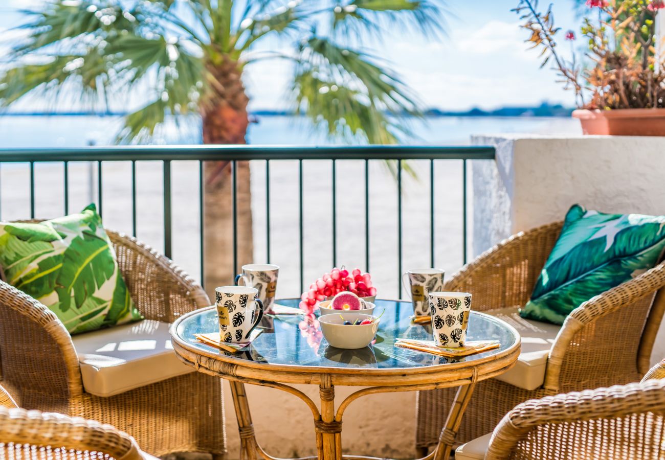 Schöne Wohnung mit Terrasse am Strand von Alcudia.