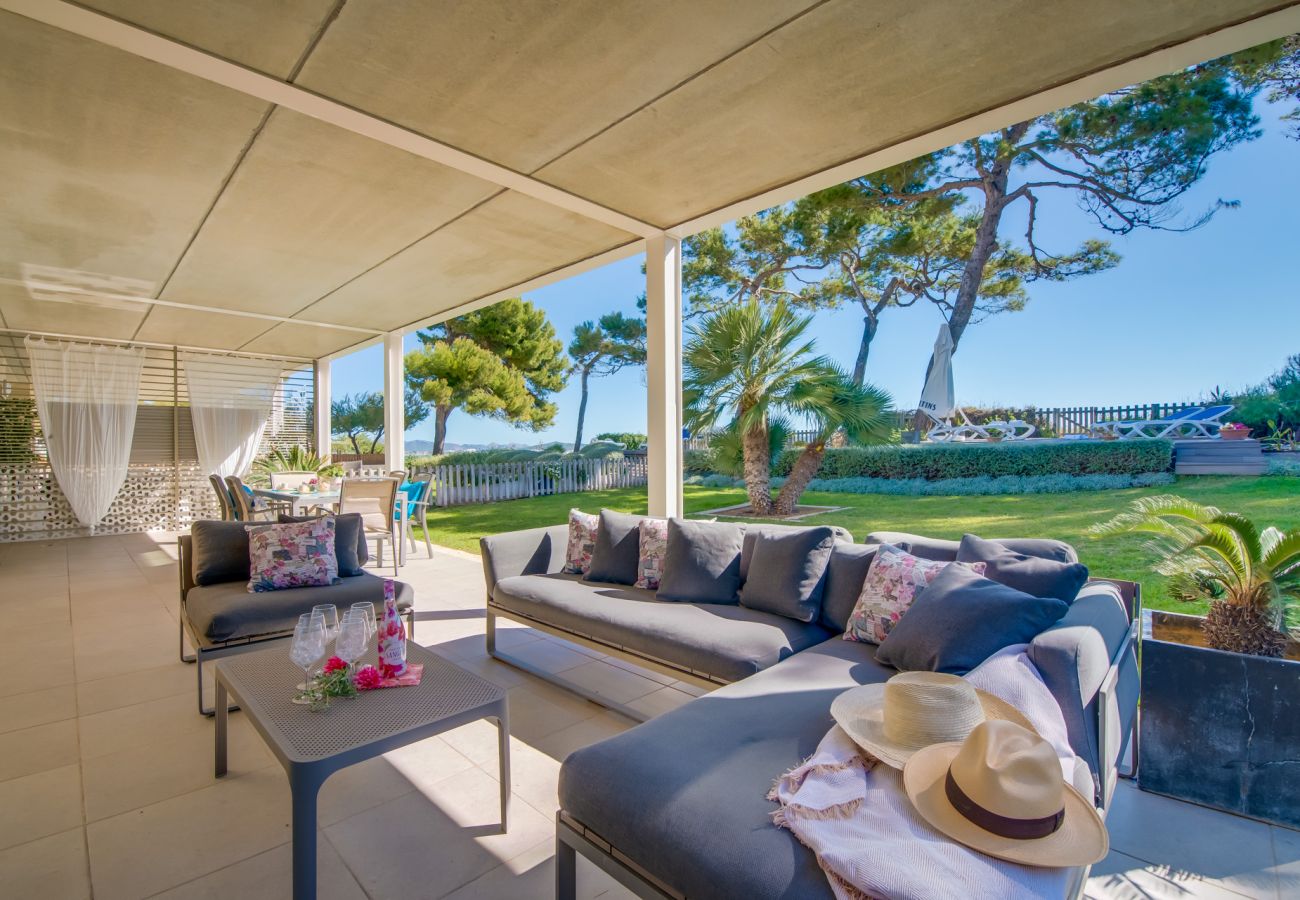 Ferienhaus mit Terrasse und Grill mit Meerblick.