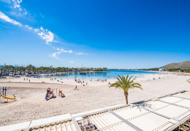 Apartment mit Meerblickterrasse in Puerto Alcudia.