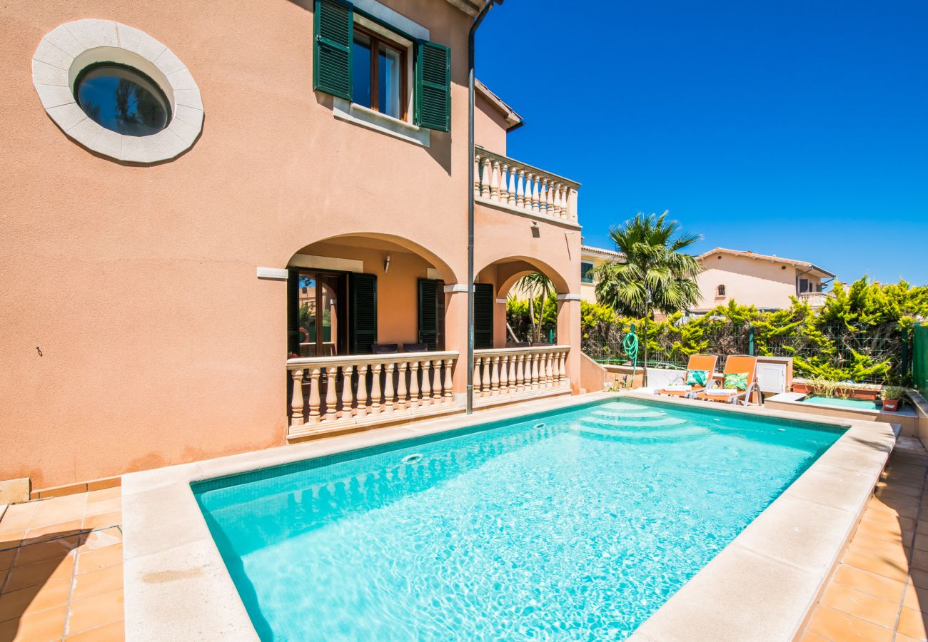 Villa mit Pool ganz in der Nähe des Strandes. 