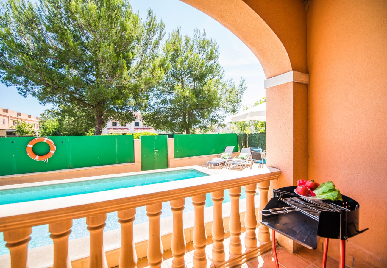 Ferienhaus mit Terrasse und Grill mit Blick auf den See. 