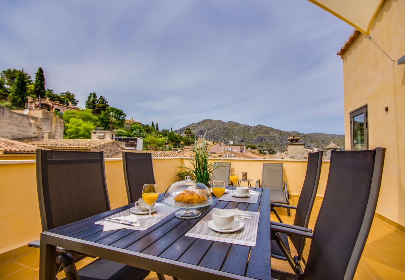 Haus mit Terrasse in der Nähe des Meeres und der Berge auf Mallorca 