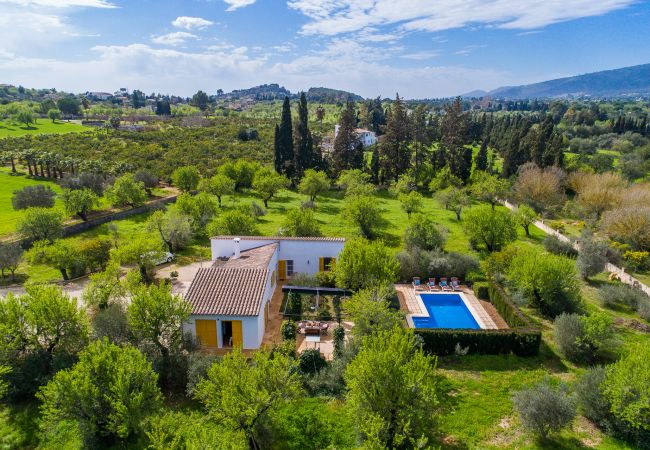 Finca mit eigenem Pool und Blick auf das Tramuntanagebirge 