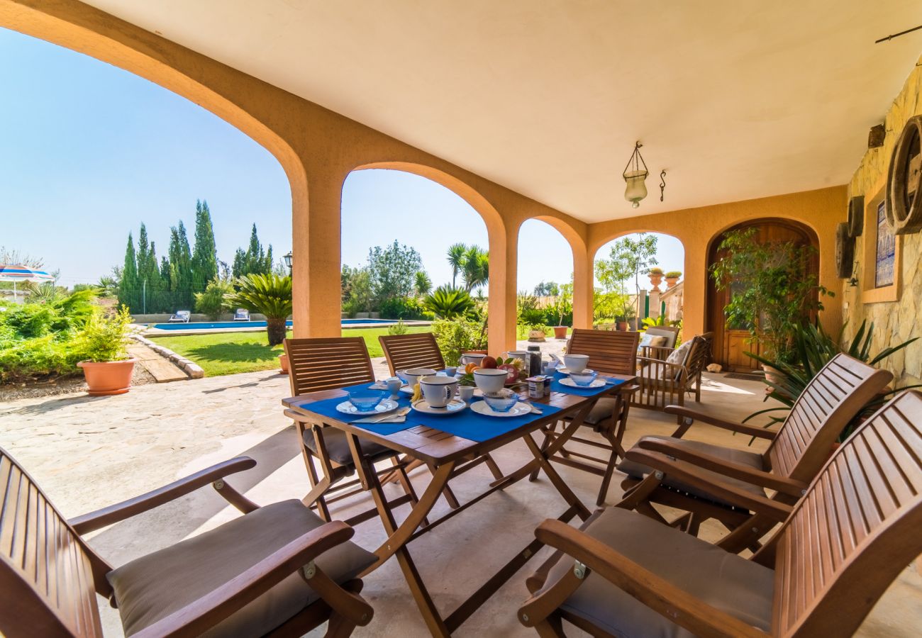 Traditionelle mallorquinische Finca mit Pool und Bergblick 