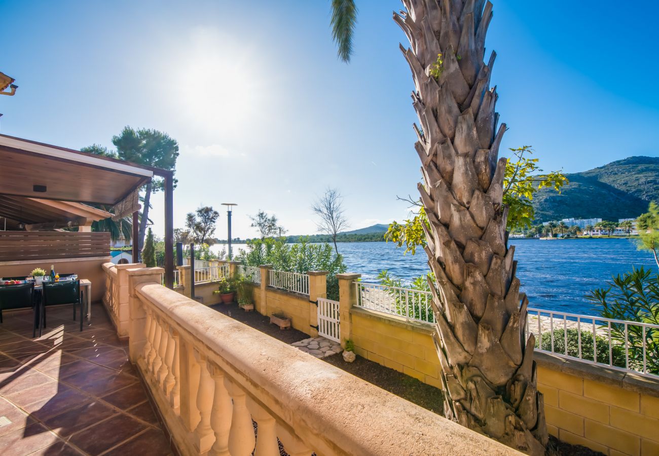 Haus in der Bucht von Alcudia am Meer mit Bergblick