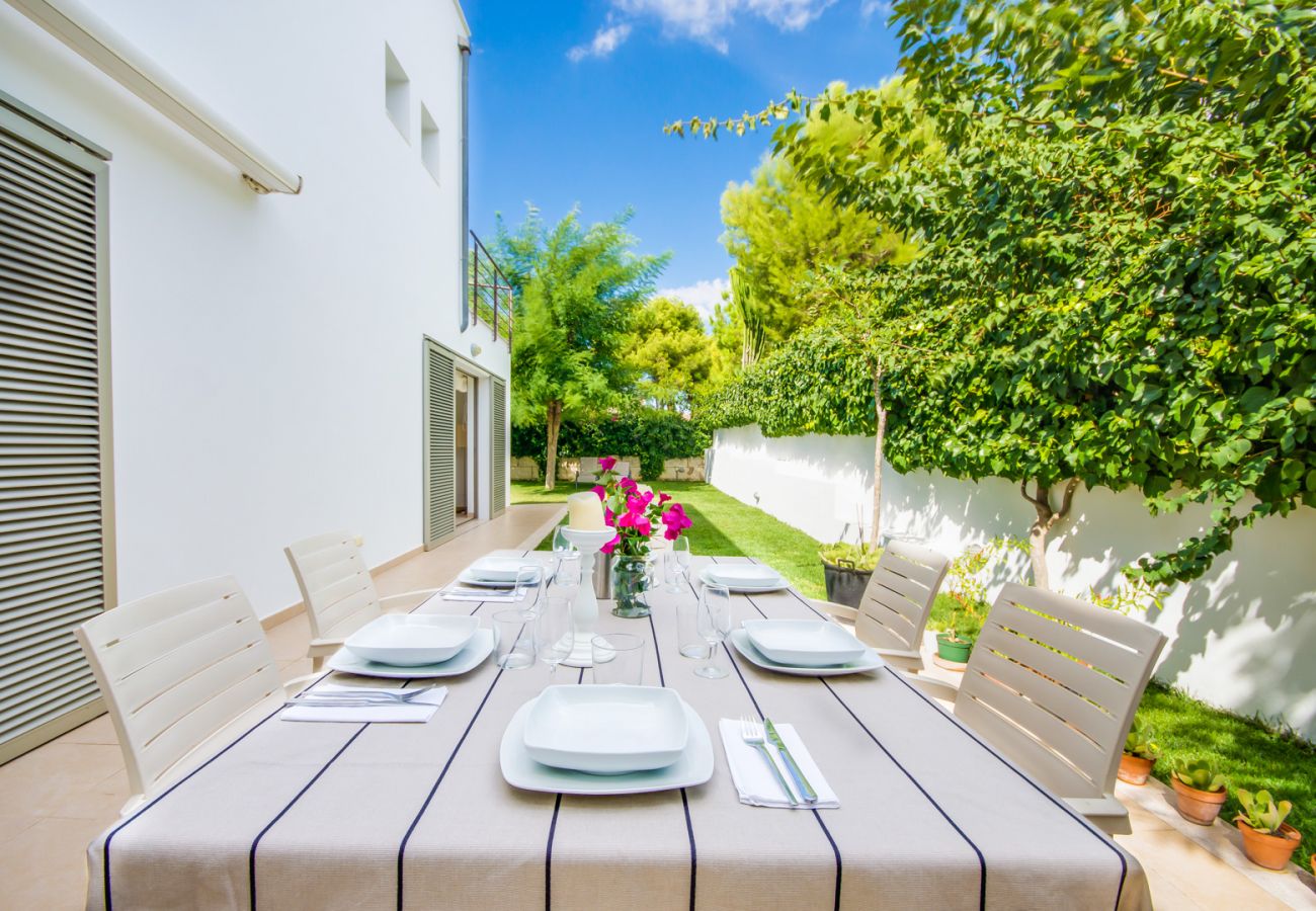 Haus mit Pool und Grill in Strandnähe.