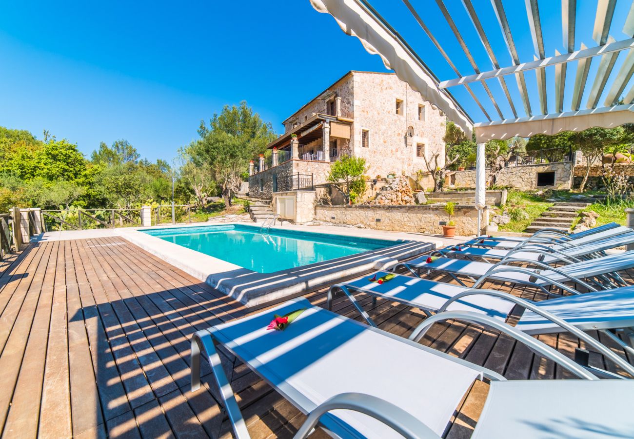 Finca mit Pool und Kinderspielplatz im Norden von Mallorca. 