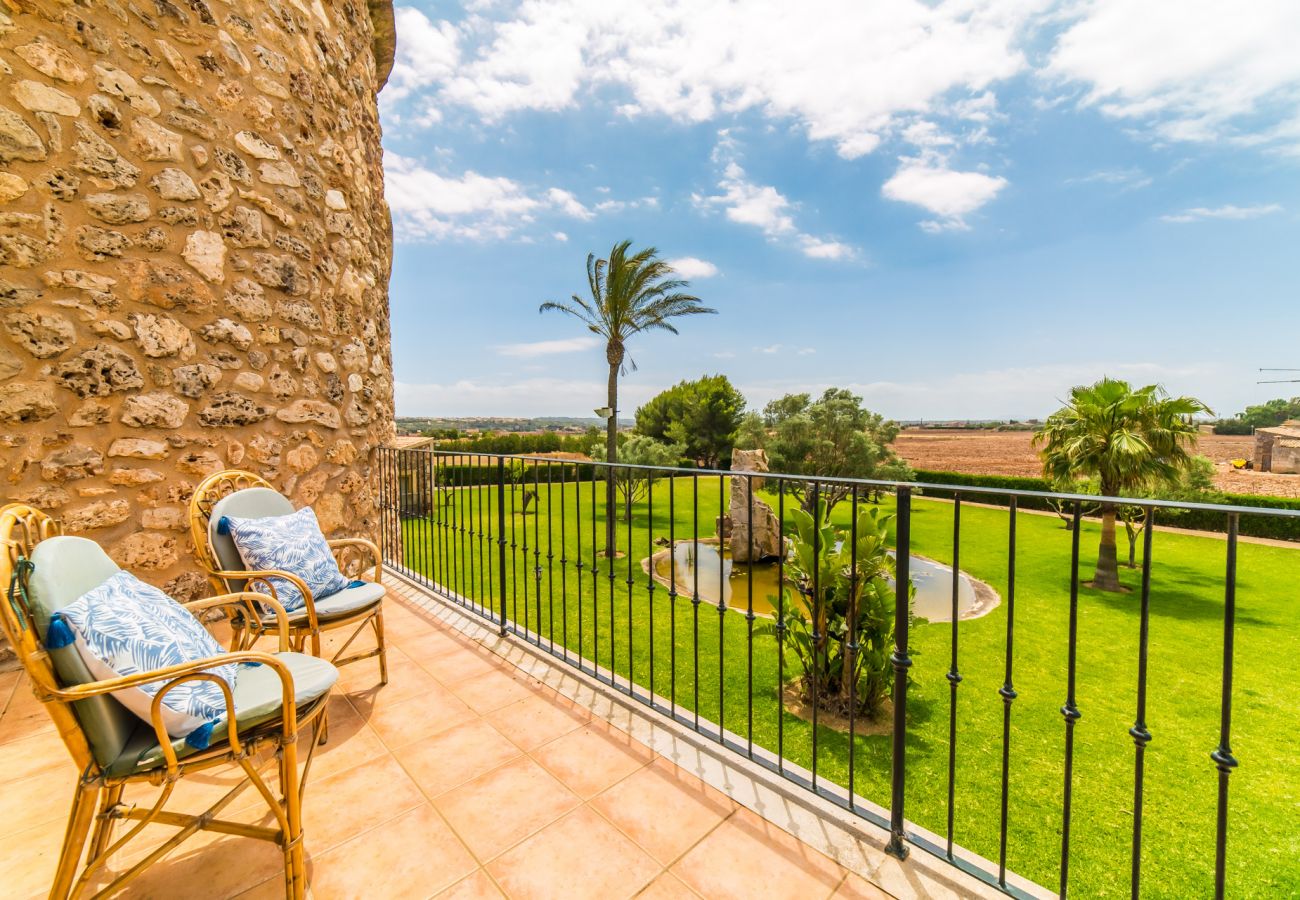 Typisch mallorquinische Villa mit großem Pool. 