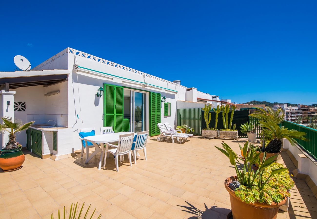 Apartment mit großer Terrasse und Blick auf den Hafen von Alcudia