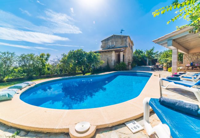 Finca auf Mallorca mit Pool und Ausblick 