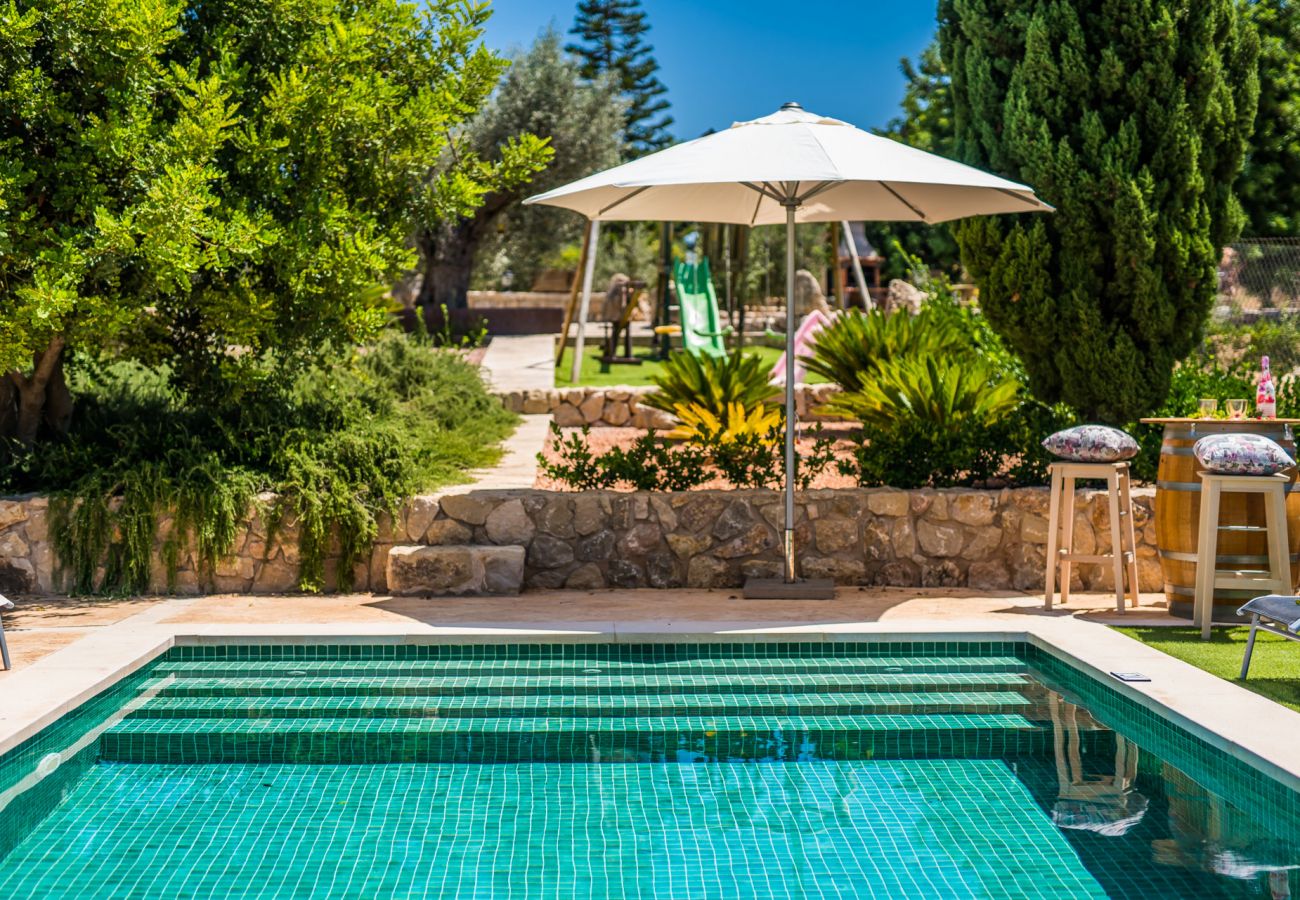 Ländliche Finca mit Blick auf das Tramuntana Gebirge auf Mallorca