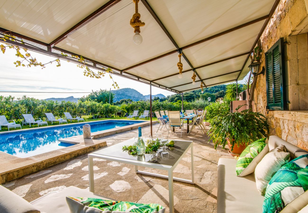 Großes Haus auf Mallorca mit Terrasse und Pool.