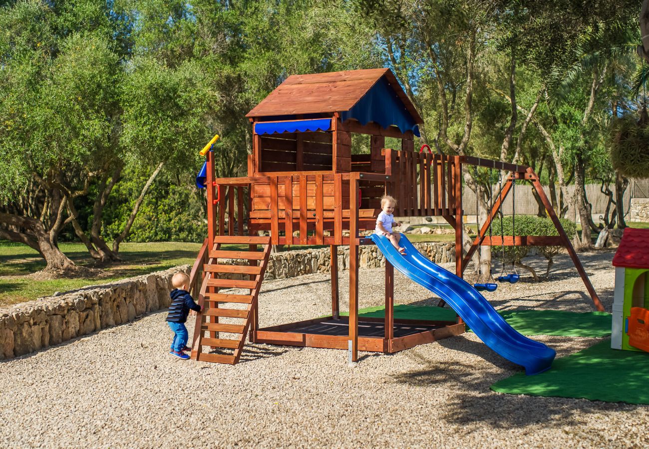 Vermietung eines großen ländlichen Anwesens mit Kinderspielplatz