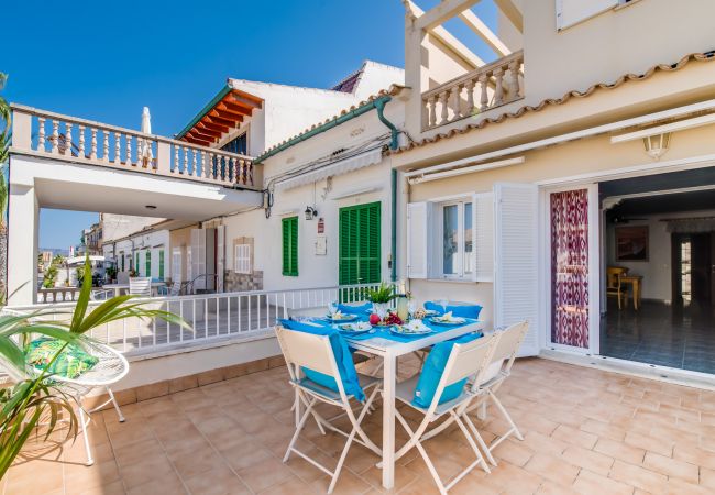 Urlaub auf Mallorca in einem Haus mit Terrasse und Meerblick. 