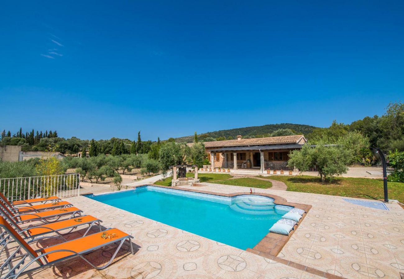 Finca mit Pool und Terrasse auf Mallorca.
