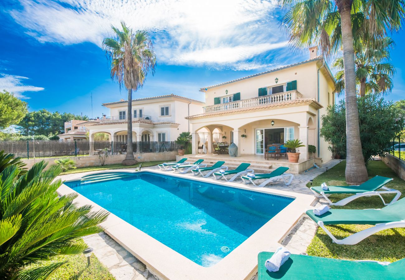 Ferienhaus mit Terrasse und privatem Pool.