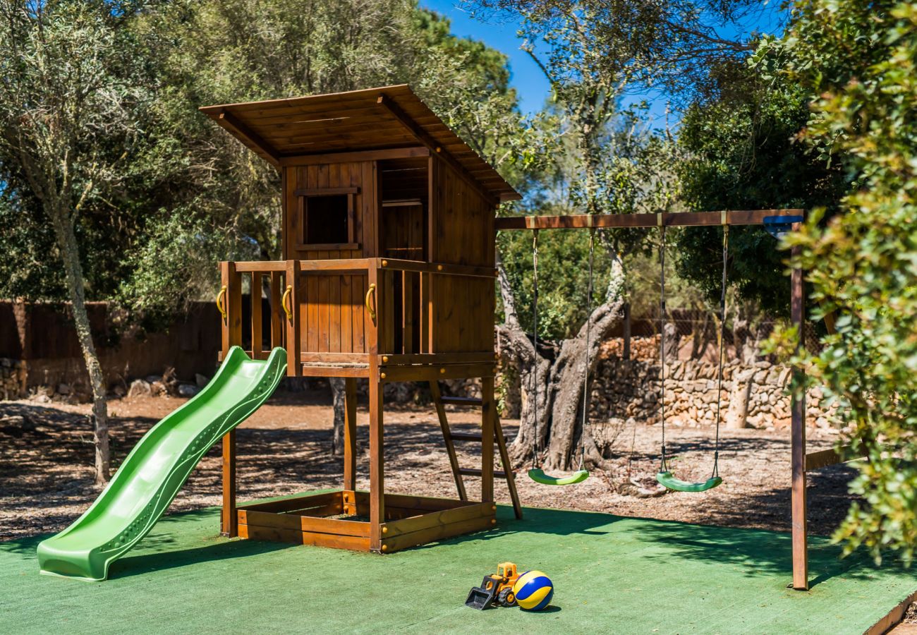 Haus mit Pool und Spielplatz auf Mallorca.