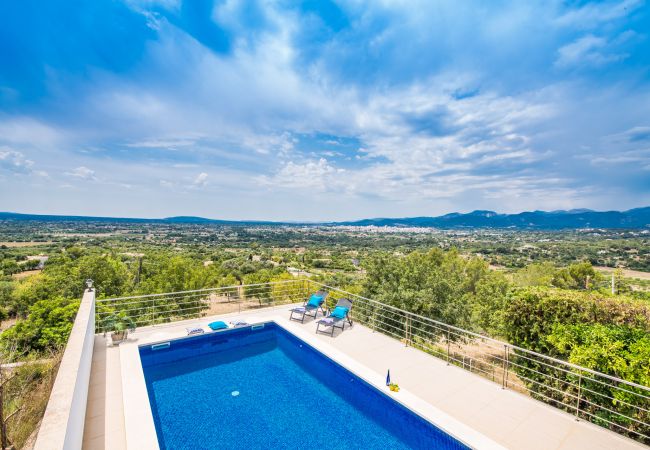 Ländliche Finca mit Pool und Ausblick auf Mallorca 