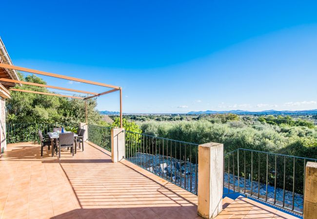 Ferienfinca auf Mallorca mit Panoramablick über die Landschaft