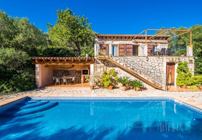 Finca auf Mallorca mit Panoramablick und Swimmingpool auf dem Lande