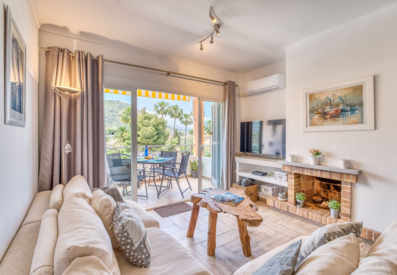 Helle Wohnung mit Blick auf Berge und See