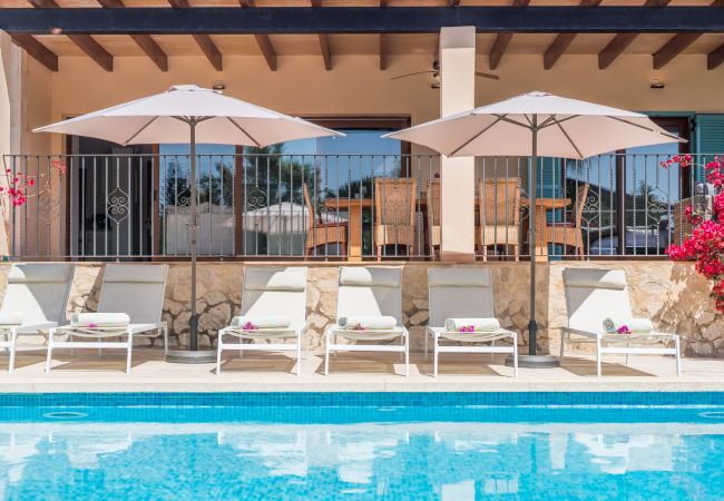 Sommer auf Mallorca in einem Haus mit Pool und Garten