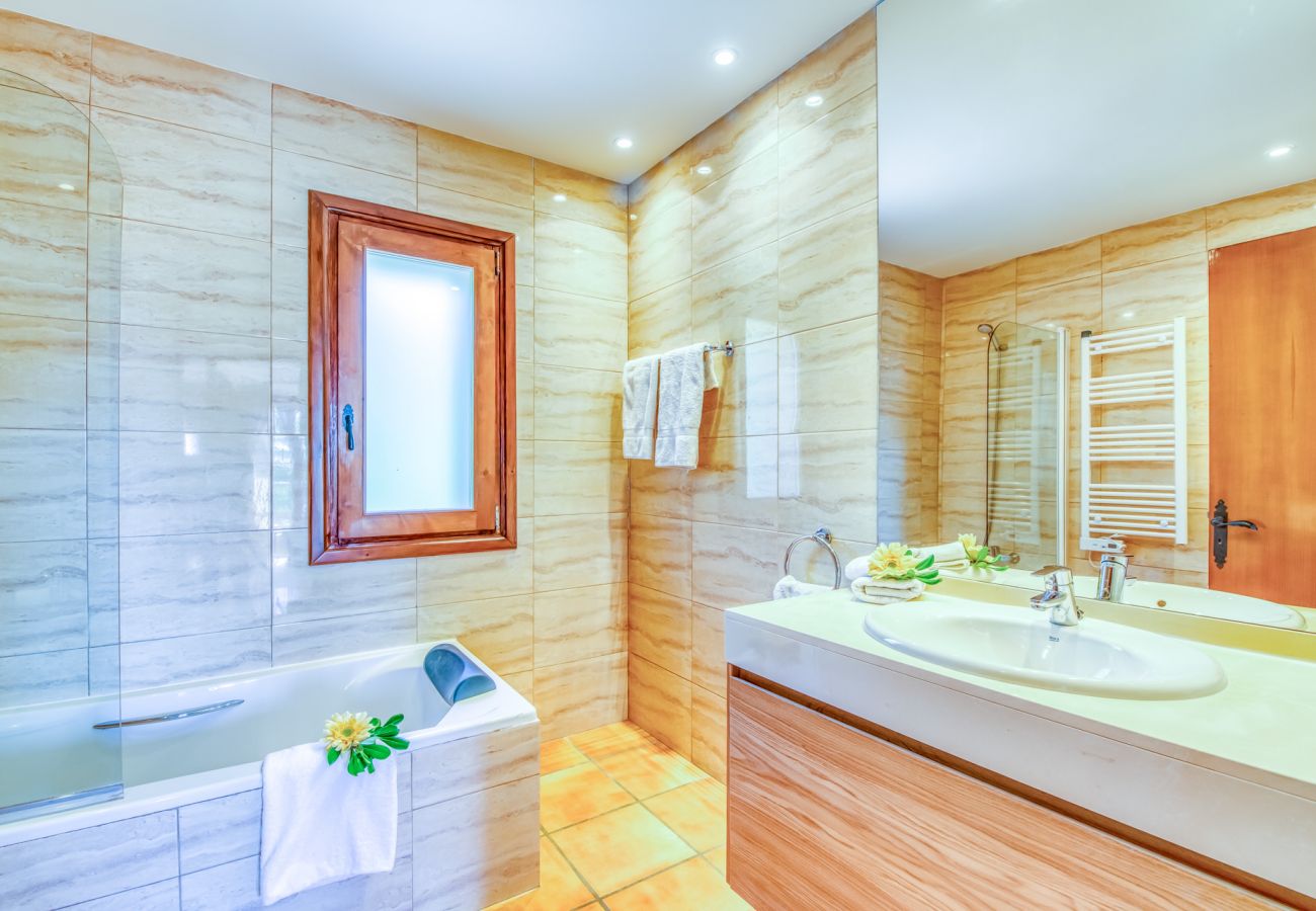 Ferienhaus in Crestatx - Modernes Haus mit Pool Villa Flores auf Mallorca