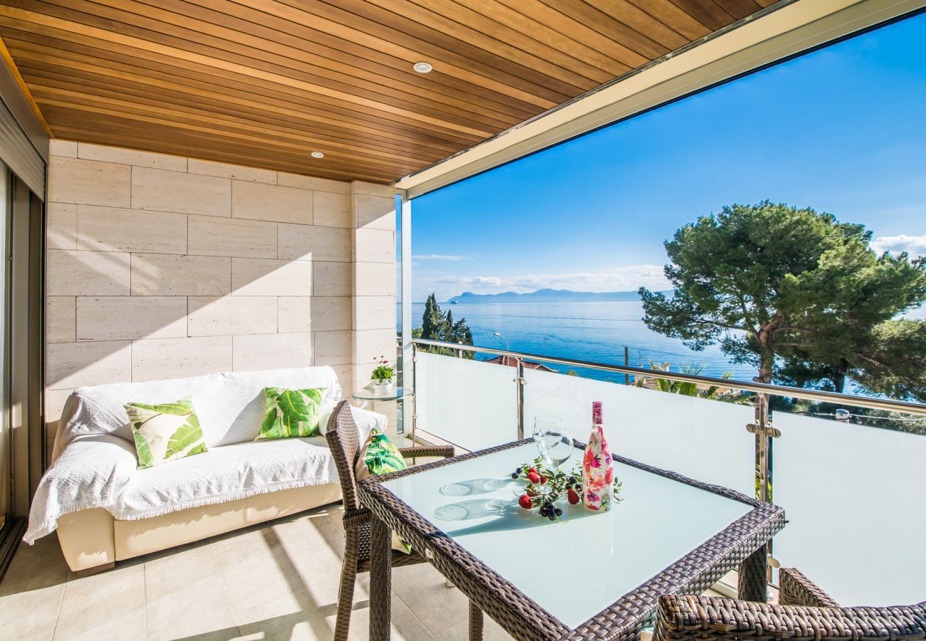 Terrasse der Villa in Alcanada mit Meerblick, Bucht und Strand von Puerto de Alcudia