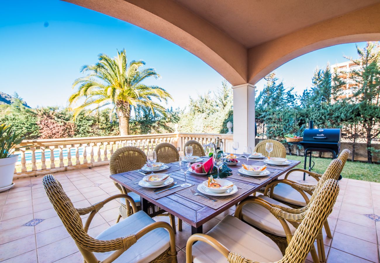 Ferienvilla in Alcudia mit großer Terrasse und Grill.