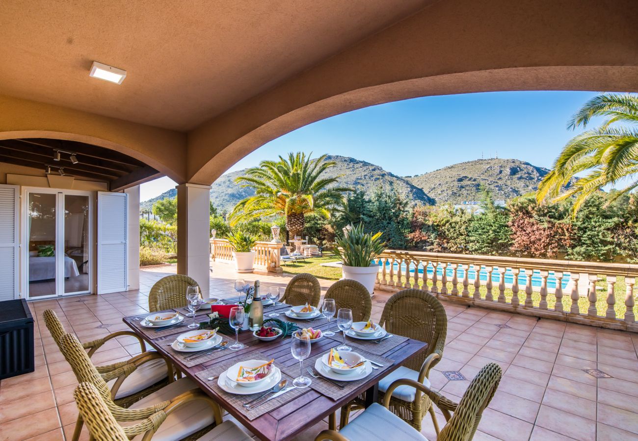 Ferienhaus mit grosser Terrasse und Pool.