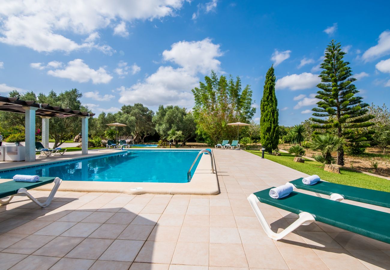 Villa mit großem Pool und großzügigen Terrassen.