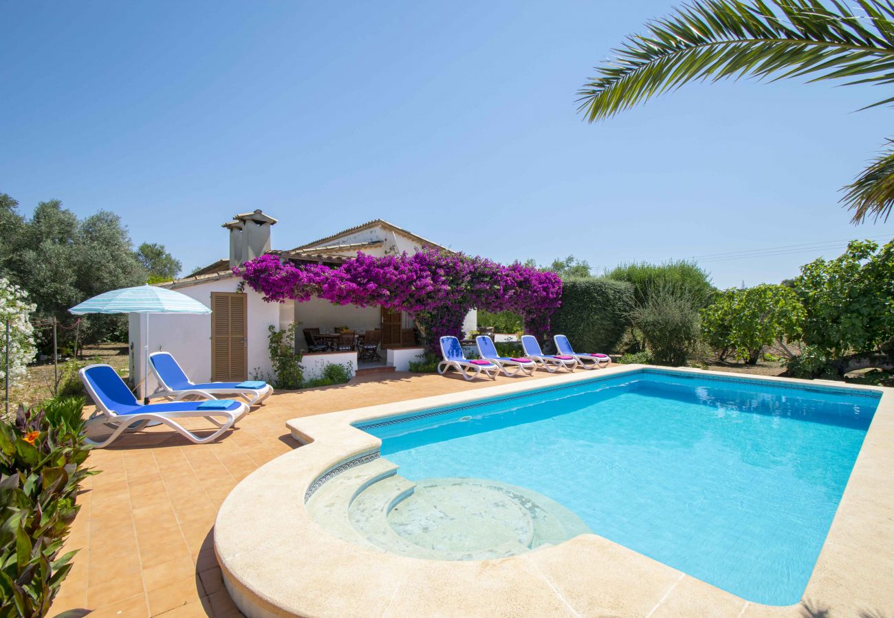 Finca mit Terrasse und Pool in Pollensa.