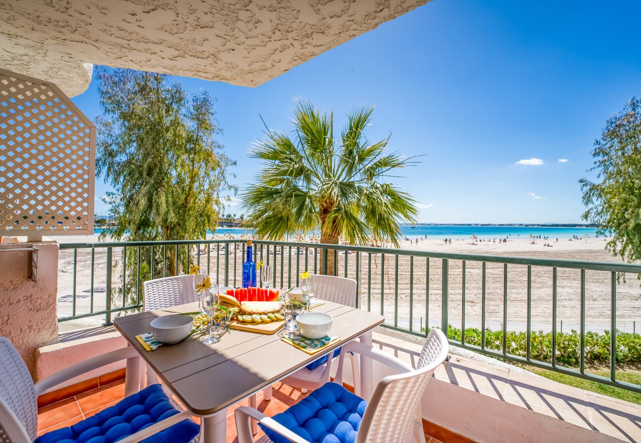 Wohnung in der ersten Linie von Puerto de Alcudia. 