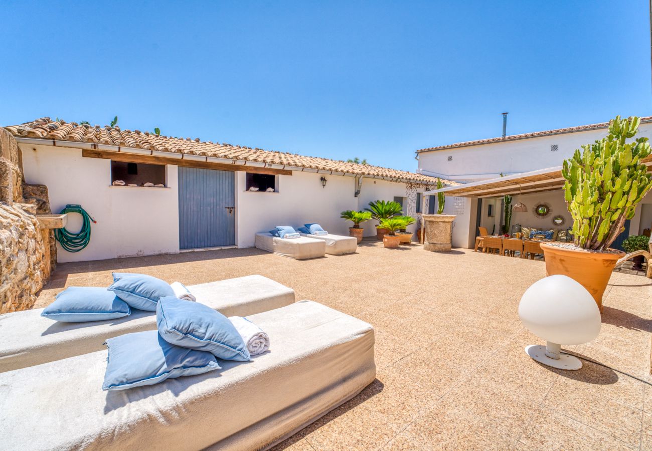 Finca mit Terrasse in Puerto Pollensa