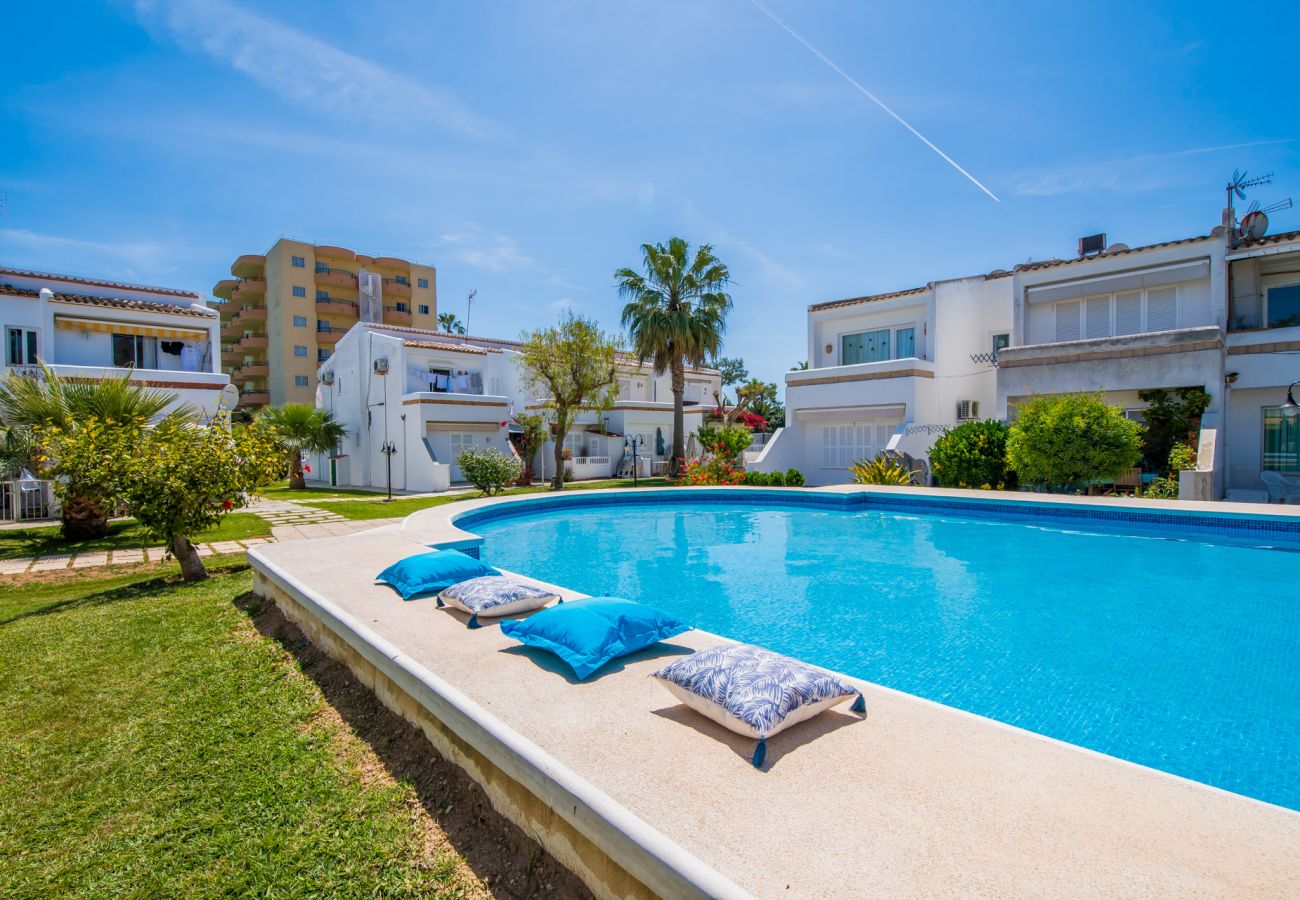 Apartamento de alquiler con terraza cerca de la playa.  