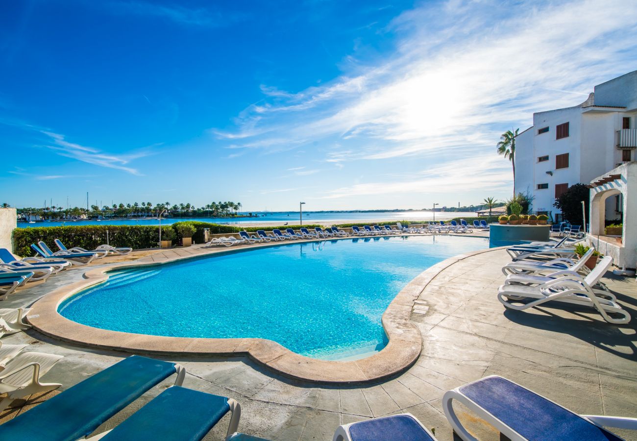 Apartamento con terraza ,vistas al mar y piscina en Mallorca