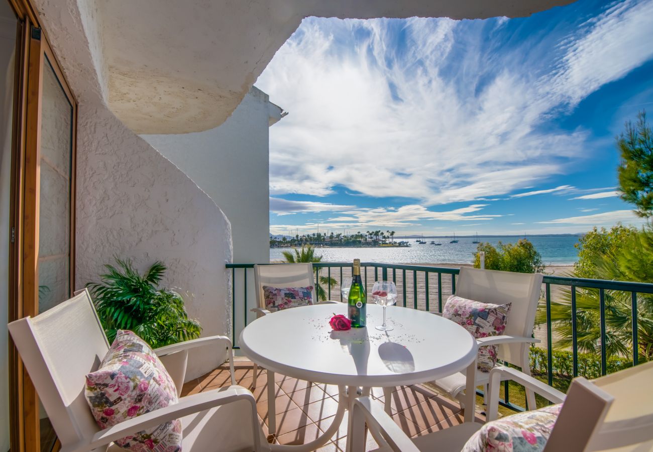 Apartamento en primera línea de Puerto de Alcudia. 