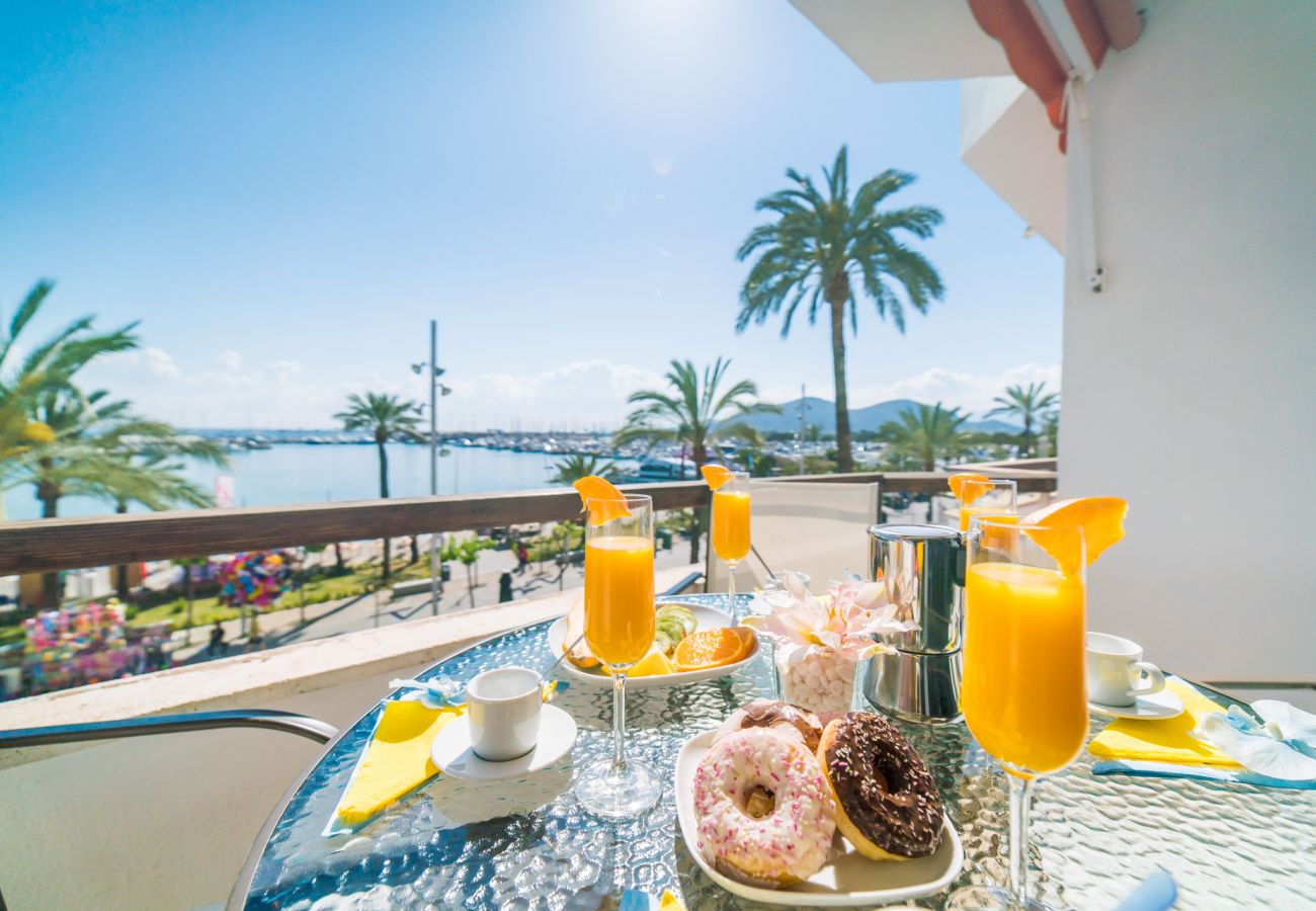 Apartamento con terraza y vistas al mar en Puerto Alcudia