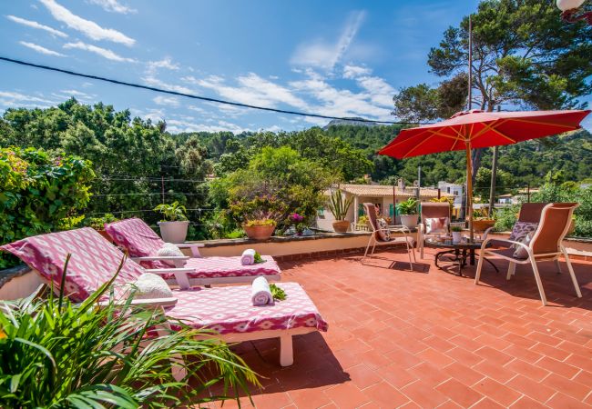 Casa con jardín cerca de la playa.