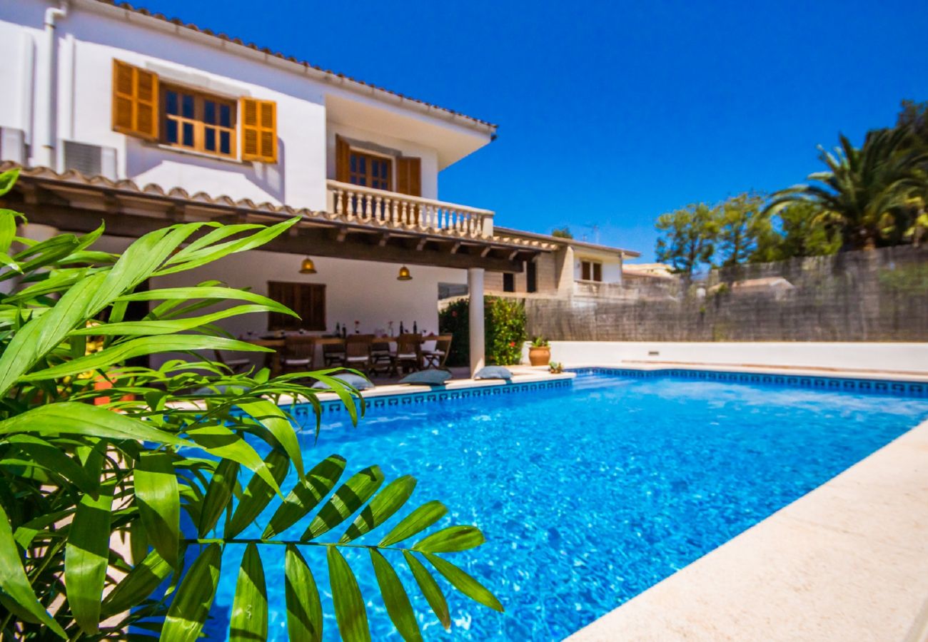 Casa con piscina cerca del mar.