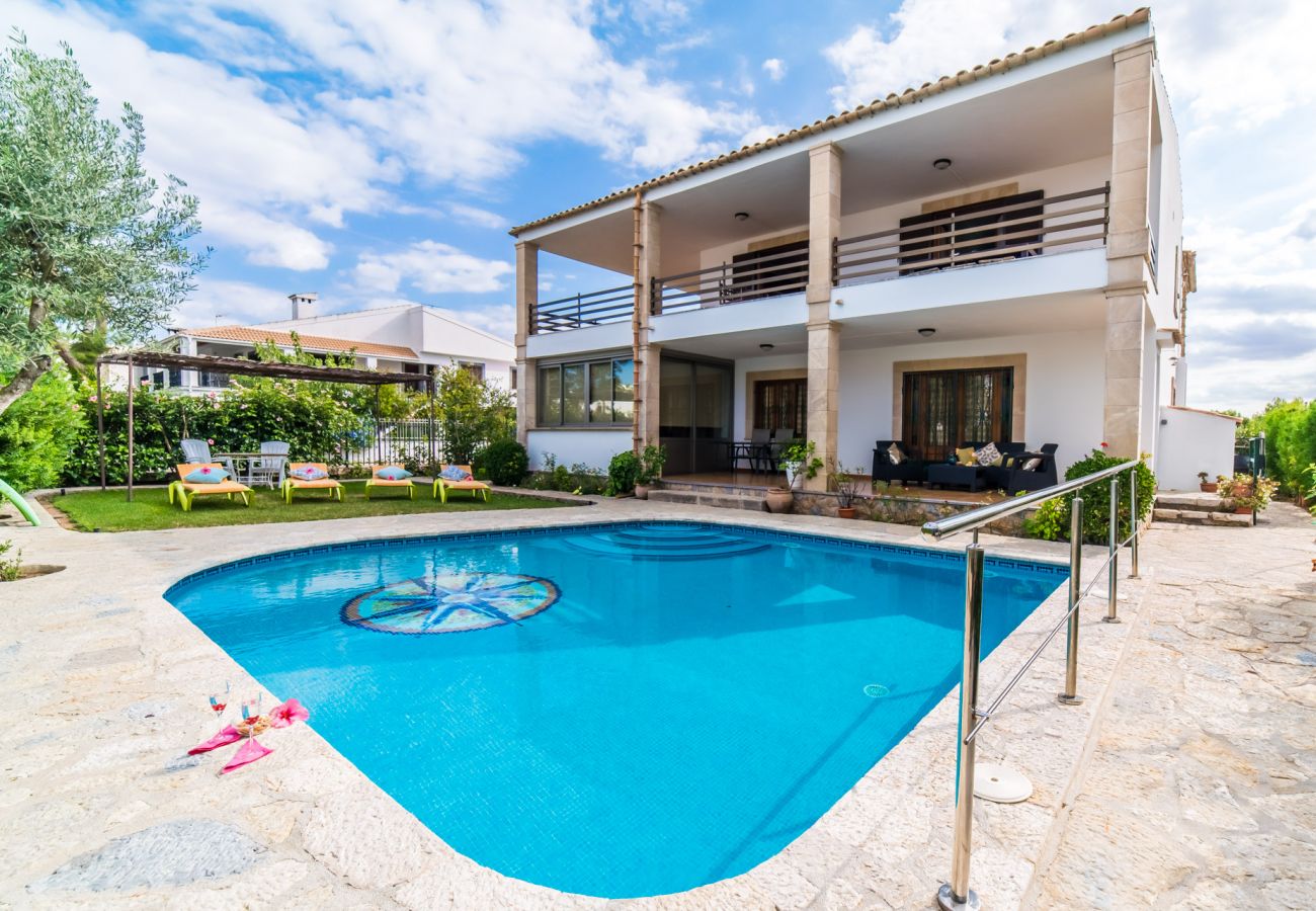 Casa con barbacoa y piscina junto a playa de muro