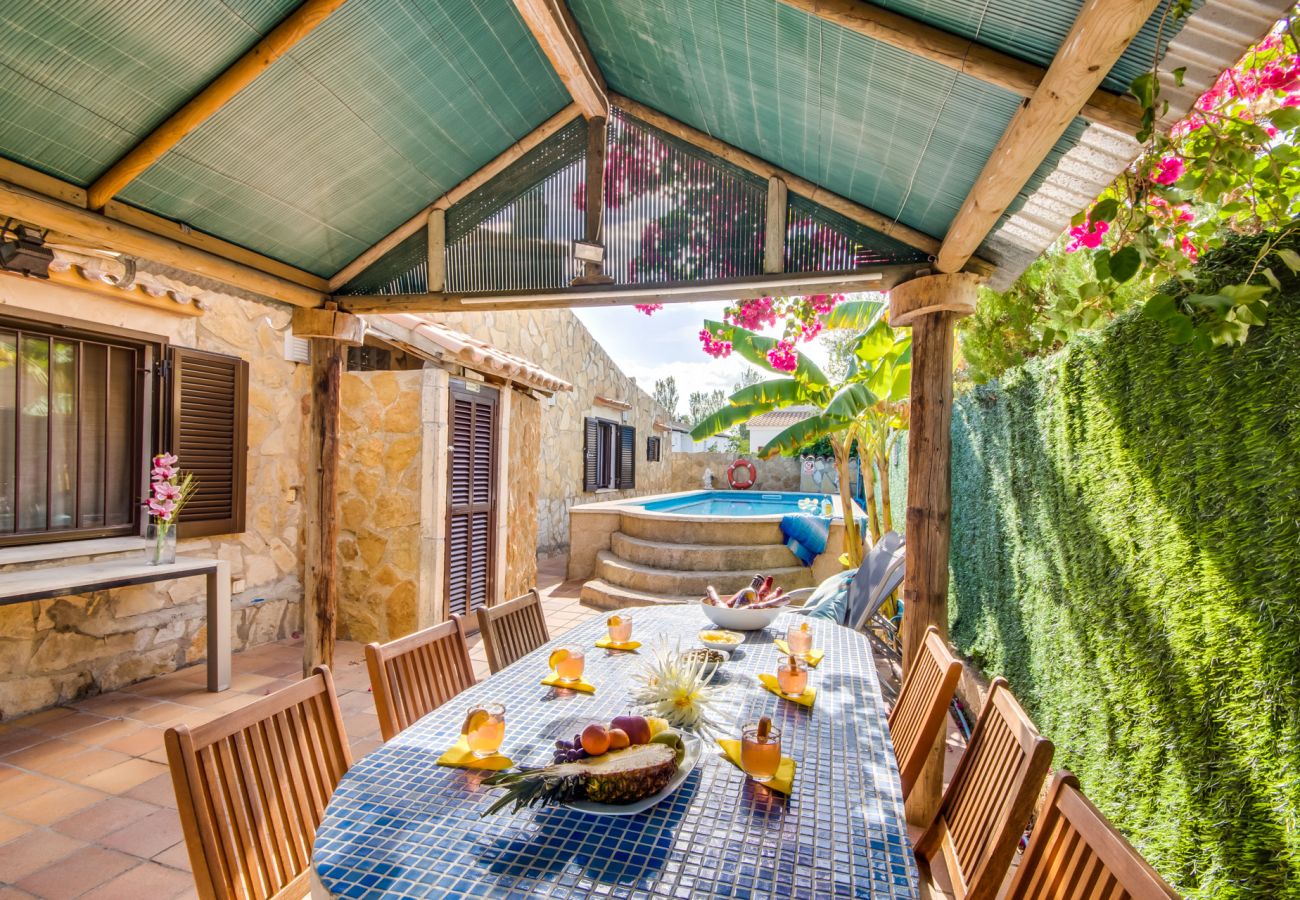 Casa con piscina y terraza en Puerto de Alcudia. 