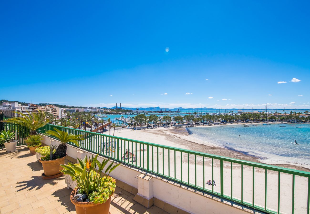 Apartamento con terraza y vistas al mar en Puerto Alcudia