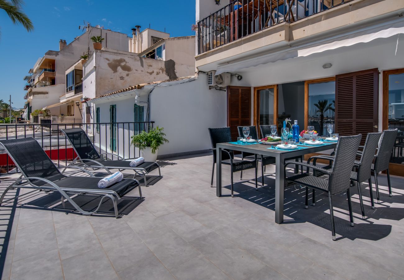 Piso cerca de la playa con terraza y vistas al mar en Alcudia