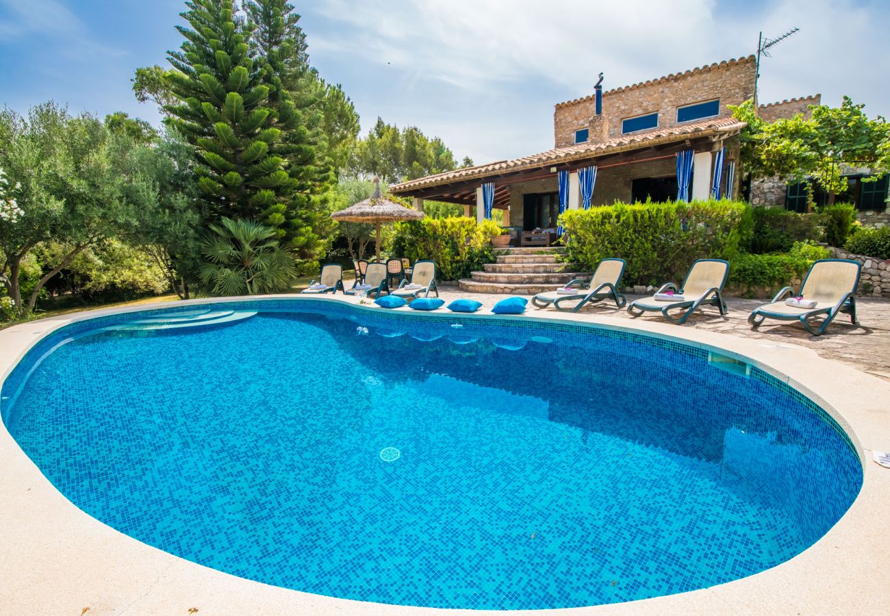 Casa con piscina junto a la montaña en Mallorca
