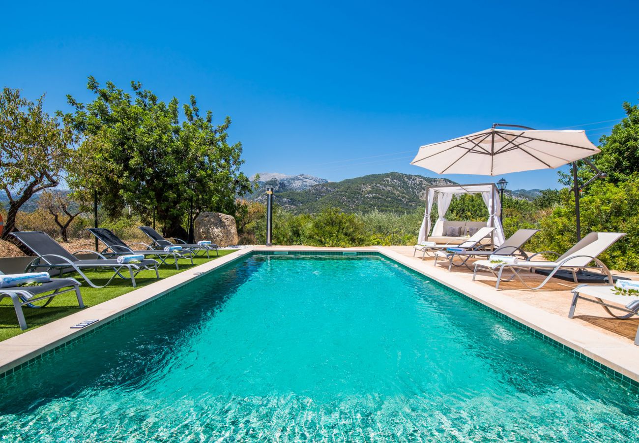 Finca rural con piscina y vistas a la montaña en Mallorca