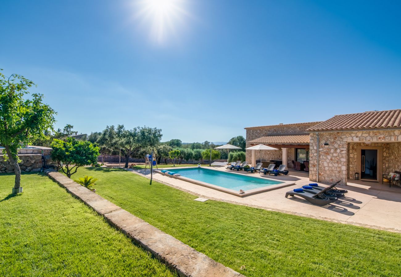 Finca mallorquina con casa de piedra moderna con piscina